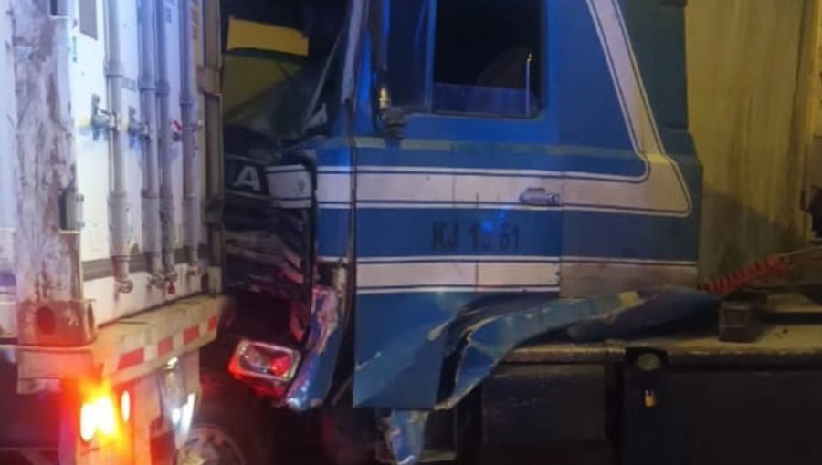 Dos camiones colisionaron en el interior del túnel Loma Larga en la ruta Acceso Sur al Puerto de Valparaíso