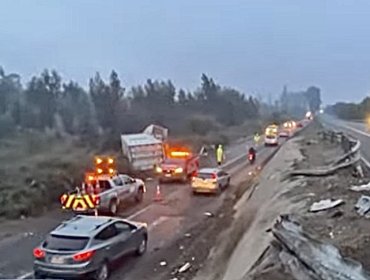 Camión de alto tonelaje cayó de unos 5 metros de altura en ruta San Antonio - Santiago