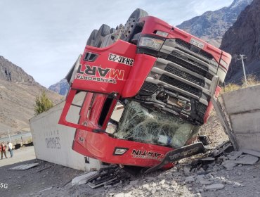 Camión volcó en el sector de la Cuesta Caracoles en Los Andes: conductor resultó ileso y abandonó la cabina por sus propios medios