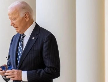 Libro denuncia encubrimiento del deterioro de Biden: "Se discutió poner al presidente en una silla de ruedas"
