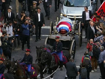 Miles de personas acompañan el féretro de José "Pepe" Mujica por las calles de Montevideo