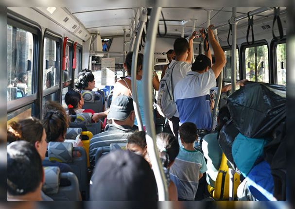 Según informe, el 75% de los trabajadores chilenos con sueldo mínimo viajan en micro