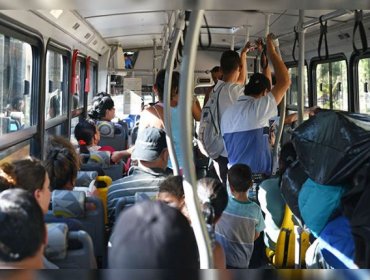 Según informe, el 75% de los trabajadores chilenos con sueldo mínimo viajan en micro