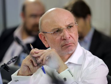 Senador Castro acusa "desorden" en el proceso de vacunación y advierte "pérdida de confianza" en la autoridad