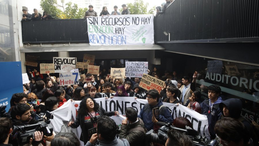 Carolina Tohá y Jeannette Jara se retiraron de la U. de Valparaíso tras debate presidencial en medio de protesta estudiantil