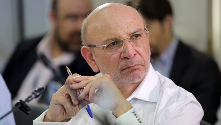 Senador Castro acusa "desorden" en el proceso de vacunación y advierte "pérdida de confianza" en la autoridad
