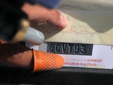 Comienza a regir el grabado obligatorio de patentes en vidrios y espejos de vehículos