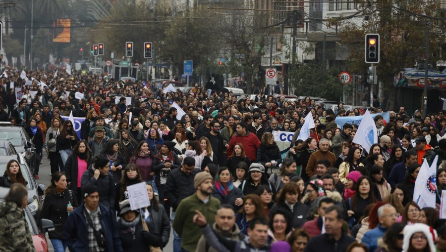 Profesores fijan en 90% la adhesión al paro tras multitudinaria marcha en Valparaíso