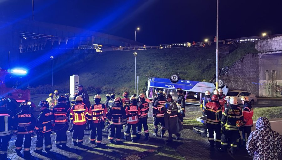 Al menos tres personas fallecieron tras caída de un microbús desde paso sobre nivel en Chiguayante