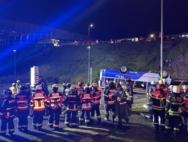 Al menos tres personas fallecieron tras caída de un microbús desde paso sobre nivel en Chiguayante