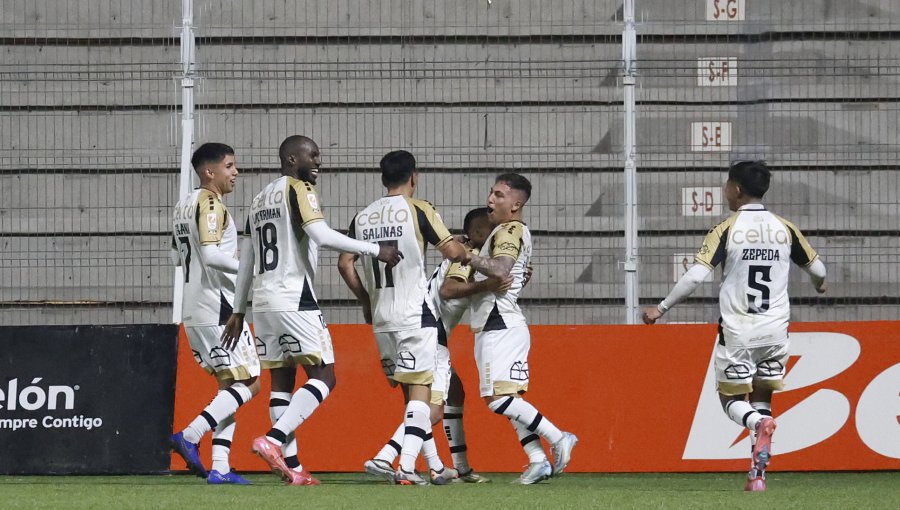 Coquimbo derrota por la cuenta mínima a U. La Calera y dormirá como solitario líder de la Liga de Primera