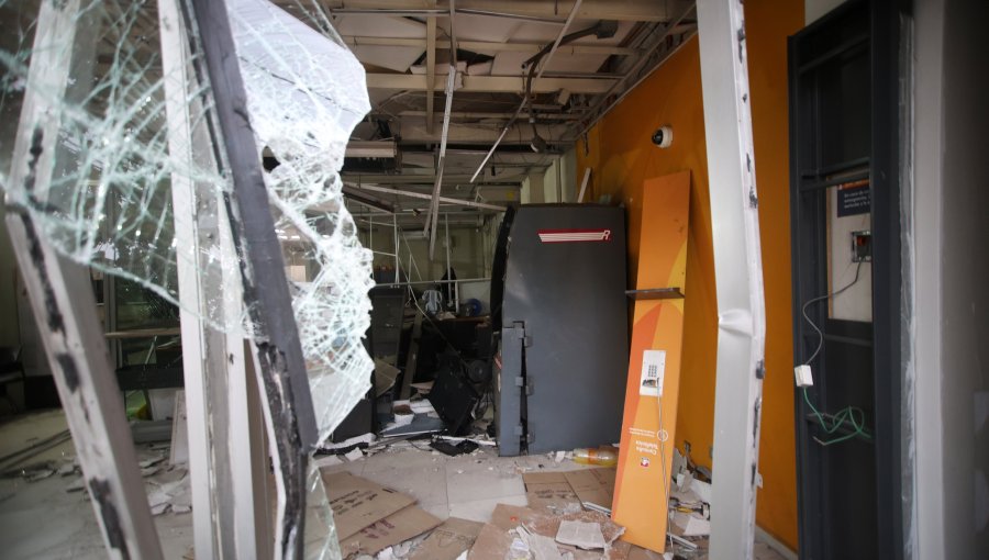Robo frustrado de cajero automático en San Joaquín: Delincuentes lo hicieron explotar, pero huyeron sin el dinero
