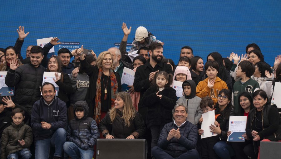 Presidente Boric encabezó entrega de 5.200 subsidios a sectores medios: "La política tiene que estar con los más vulnerables"
