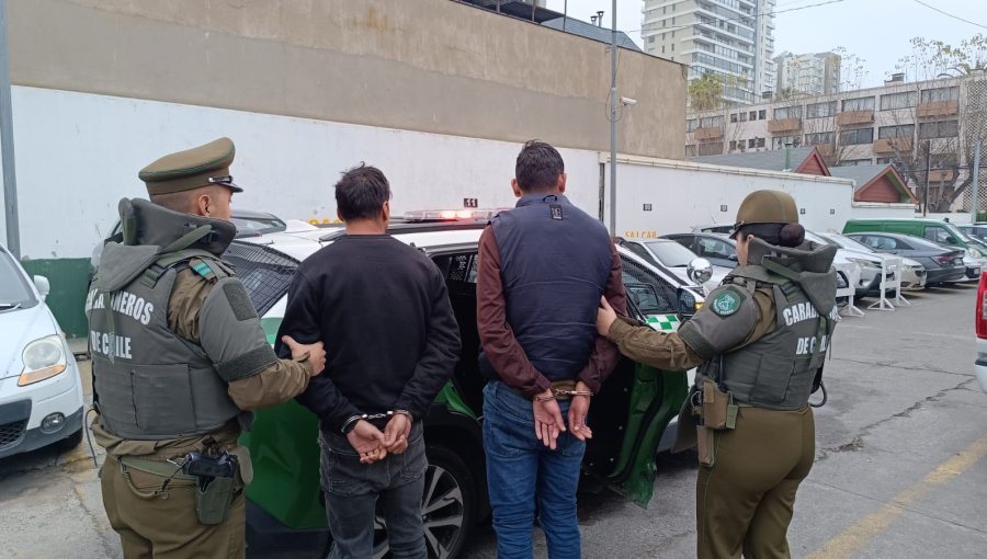Denuncia vecinal permite detener a dos sujetos que portaban elementos para robar autos en Viña: uno mantenía orden de captura
