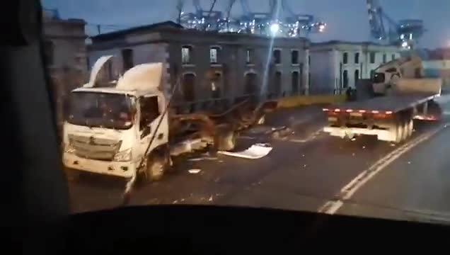 Colisión frontal de alta energía entre dos camiones en camino La Pólvora en Valparaíso