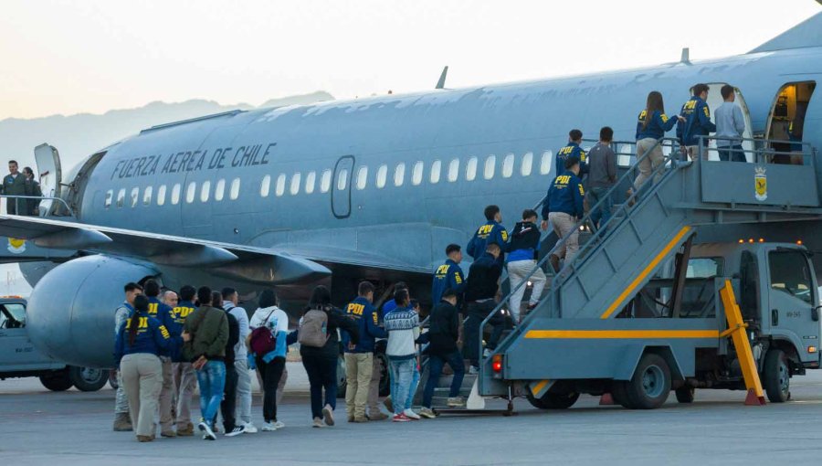 Gobierno de Boric expulsa a 34 migrantes con destino a Bolivia, Colombia y República Dominicana