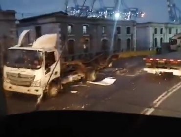 Colisión frontal de alta energía entre dos camiones en camino La Pólvora en Valparaíso