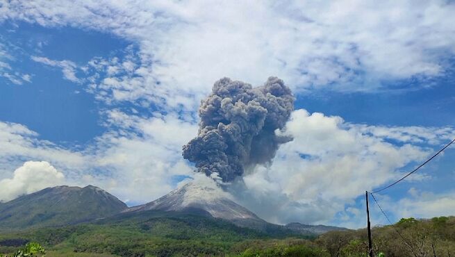 Alerta máxima en Indonesia por ocho erupciones seguidas de volcán Lewotobi