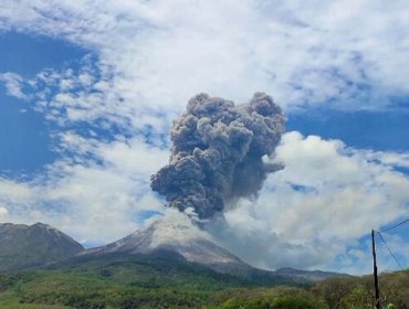 Alerta máxima en Indonesia por ocho erupciones seguidas de volcán Lewotobi