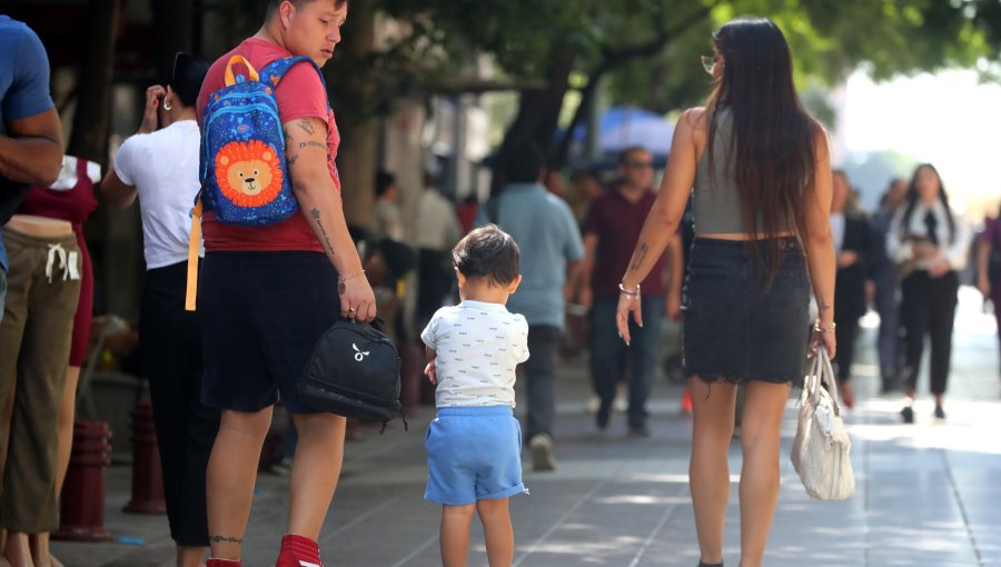 Según estudio, barreras económicas son el principal motivo para no querer tener hijos en Chile