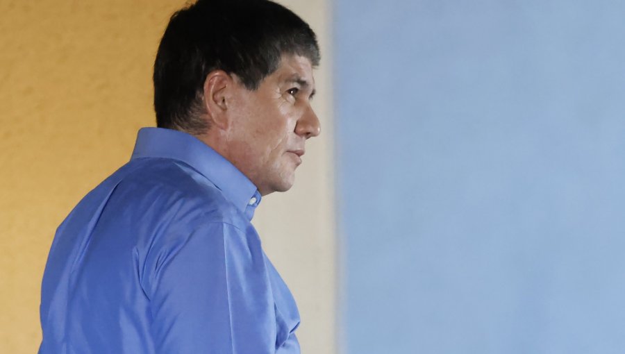 Manuel Monsalve cumplirá arresto domiciliario en su departamento en Viña del Mar: llegó al edificio entre gritos e insultos