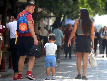 Según estudio, barreras económicas son el principal motivo para no querer tener hijos en Chile