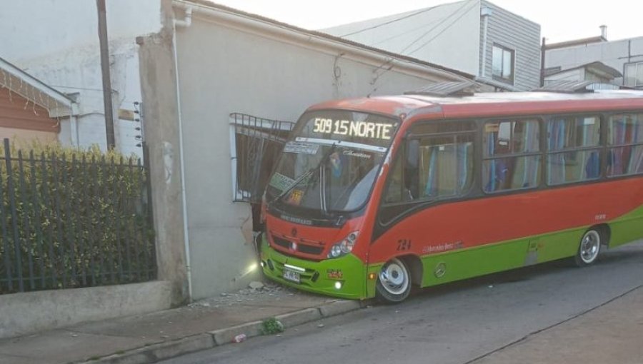 Microbús termina incrustado en la fachada de una vivienda del cerro Barón de Valparaíso