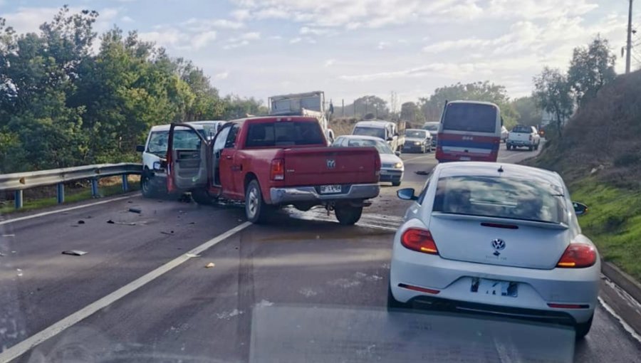 Grave accidente en Quintero: Dos camionetas colisionaron de frente en la ruta F-30E