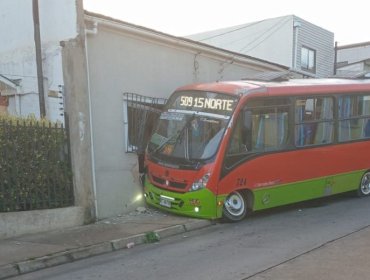 Microbús termina incrustado en la fachada de una vivienda del cerro Barón de Valparaíso