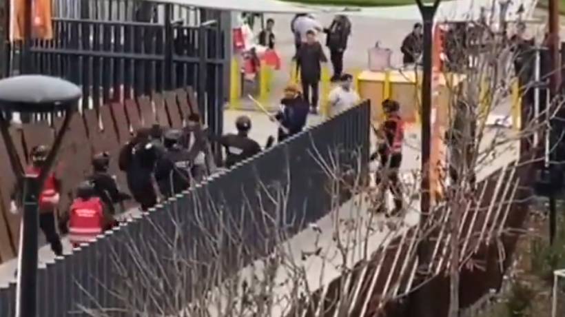 Con prohibición de acercarse a las víctimas quedaron dos comerciantes ambulantes por brutal golpiza a guardias en Viña del Mar