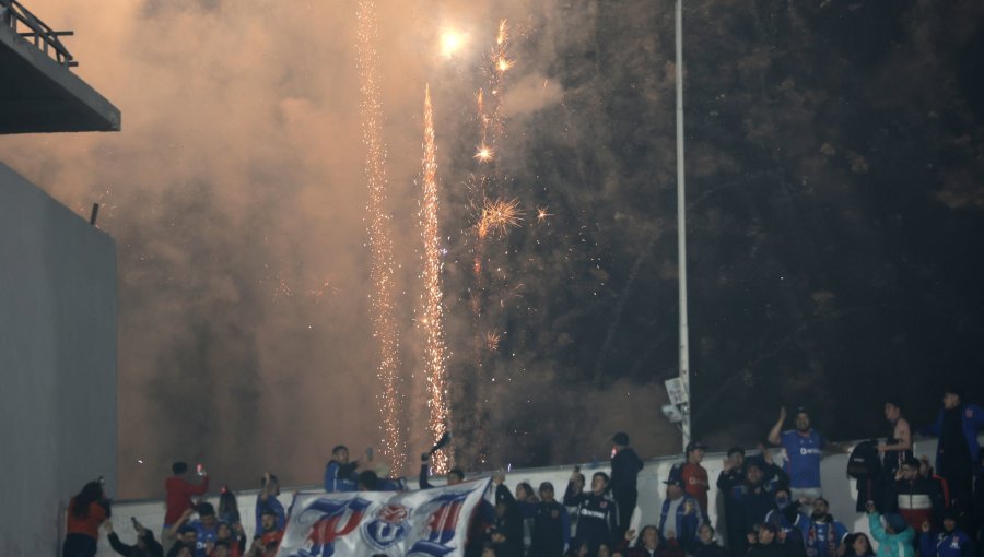 La U está en la mira de Conmebol por uso de fuegos artificiales en partidos de Copa Libertadores