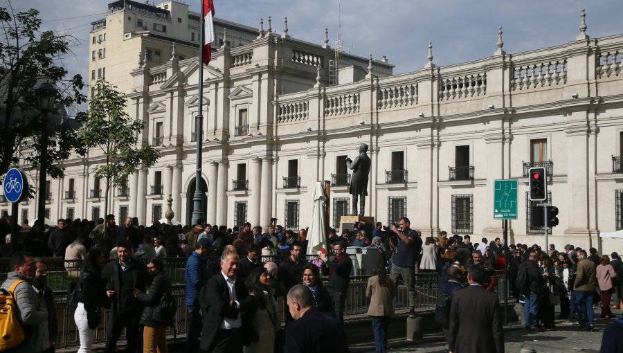 Evacuaron La Moneda y otros edificios del centro de Santiago por fuerte olor a gas