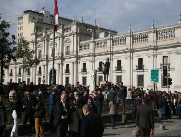 Evacuan La Moneda y otros edificios del centro de Santiago por fuerte olor a gas
