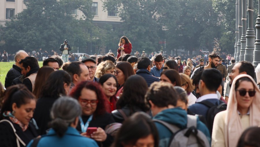 Autoridades llaman a retomar funciones tras evacuaciones por fuerte olor a gas en Santiago: origen sigue siendo desconocido