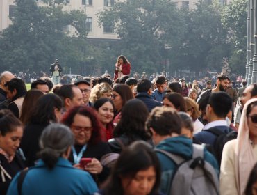 Autoridades llaman a retomar funciones tras evacuaciones por fuerte olor a gas en Santiago: origen sigue siendo desconocido