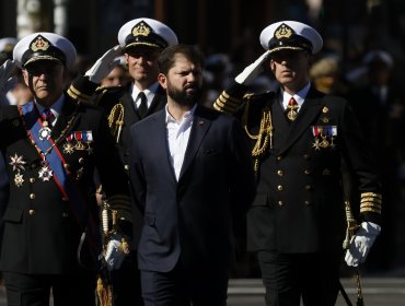 Presidente Boric tras desfile en Valparaíso: "Todos tenemos un recuerdo de haber aprendido de Arturo Prat"