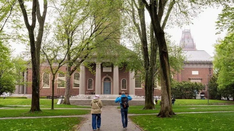 Gobierno de Trump pone fin a la capacidad de la U. de Harvard de inscribir a estudiantes extranjeros