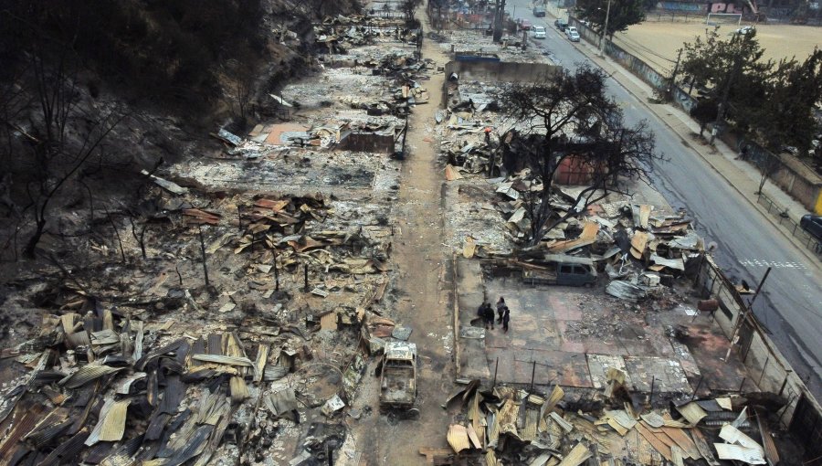 Fiscalía oficializa cifra de 138 fallecidos en megaincendio de Viña y Quilpué, y tribunal amplía en 30 días el plazo de investigación