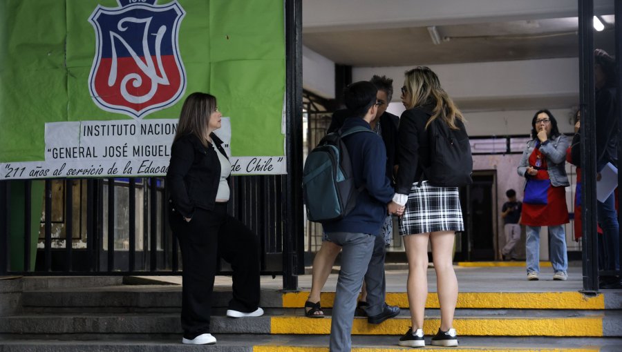 Acusan grave situación en Instituto Nacional: cuatro cursos tuvieron su primera clase de Lenguaje recién en mayo