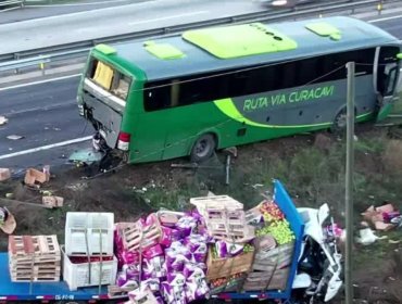 Colisión entre camión 3/4 y bus en la ruta 68 dejó el tránsito cortado hacia Valparaíso
