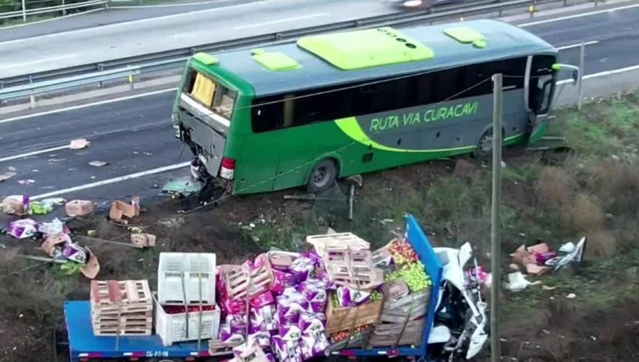 Colisión entre camión 3/4 y bus en la ruta 68 dejó el tránsito cortado hacia Valparaíso