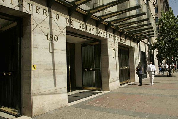 Cancillería confirma dos sumarios en contra de la Primera Secretaria de la Embajada de Chile en Argentina tras diversos problemas con funcionarios