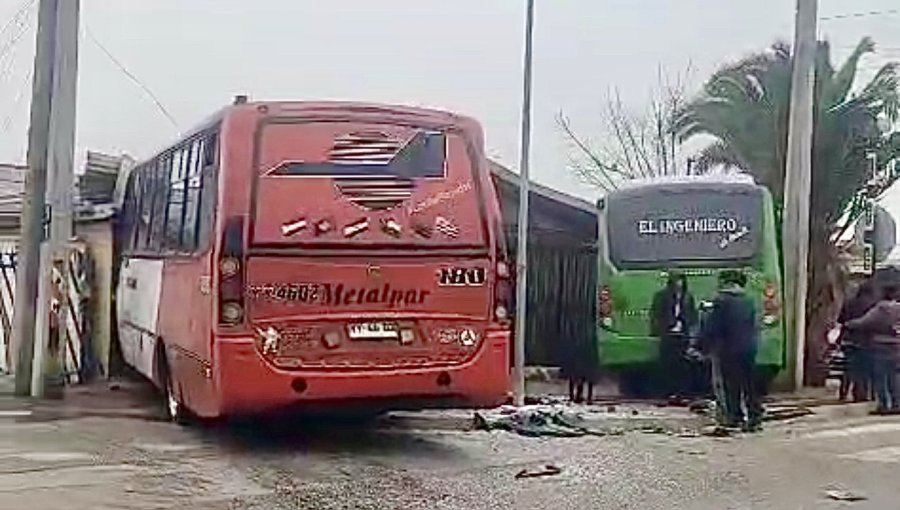 11 lesionados y serios daños en una casa deja violenta colisión de dos micros en Limache