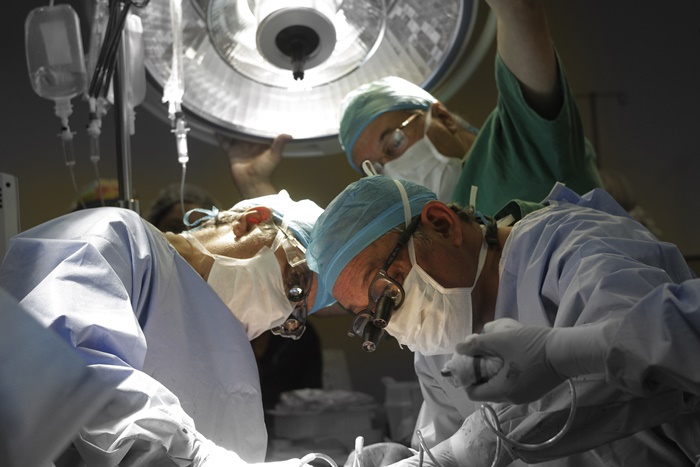 Contraloría revela que 250 médicos del sector público usaron licencias para asistir partos en clínicas privadas