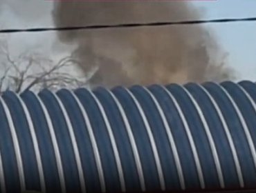 Bomberos combaten incendio que afecta a un galpón en la población Prat de Villa Alemana