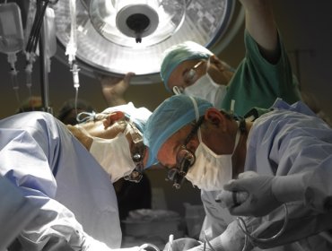 Contraloría revela que 250 médicos del sector público usaron licencias para asistir partos en clínicas privadas