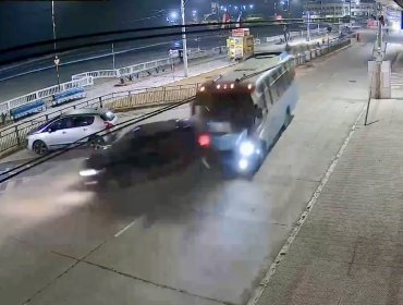 Tres lesionados deja impresionante colisión entre un automóvil y una micro en Cartagena