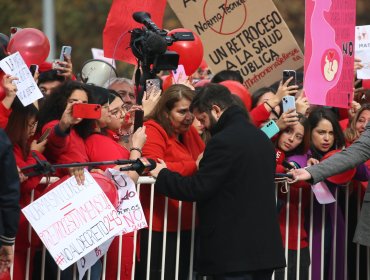 Presidente Boric se dirigió hasta la Plaza de la Constitución para dialogar con el Colegio de Matronas y Matrones