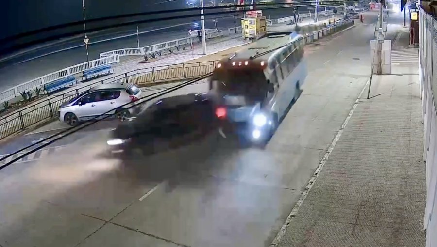 Tres lesionados deja impresionante colisión entre un automóvil y una micro en Cartagena