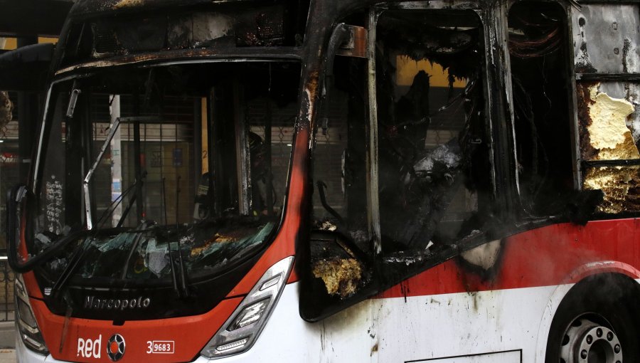 Desconocidos queman bus y le golpean a chofer por 16 años de la muerte del anarquista Mauricio Morales